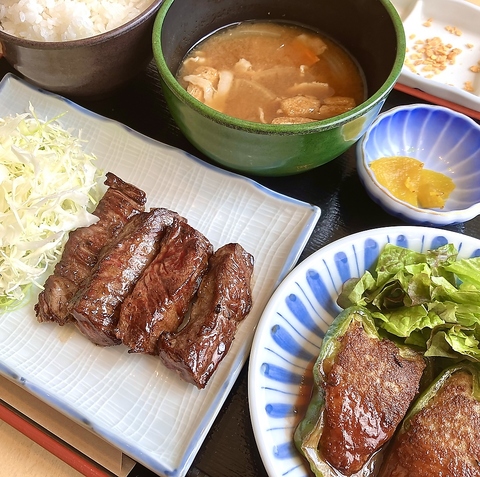 こだわり料理とセルフ飲み放題